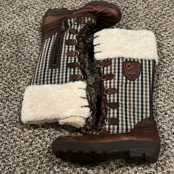 Like new size 7 Ugg lace up winter boots. - Picture 3 of 16